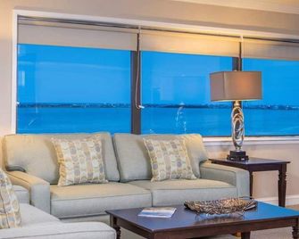 Bask Hotel at Big Rock Landing - Morehead City - Wohnzimmer