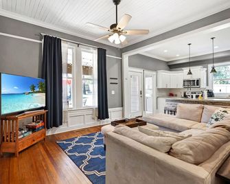 Charming Retreat- Downtown Carthage - Carthage - Sala de estar