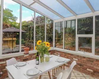 THE NOOK, pet friendly, character holiday cottage in Whitchurch - Whitchurch