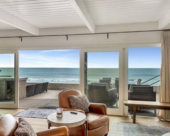 On The Sand!! Private Beach! Ocean Front Hot Tub!! - Capistrano Beach - Living room