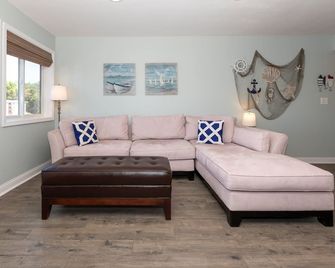 Pet-Friendly Condo at MM-19 w/ Boat Slip & Lake Views - Osage Beach - Living room