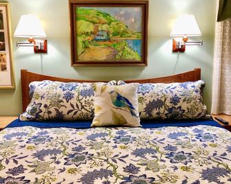 Immaculate Hummingbird Suite - One Mile From Acadia National Park - Bar Harbor - Bedroom