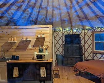 The Hive - Yurt on Hobby Farm - Sweetwater