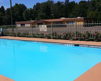 Best Inn Booneville - Booneville - Piscina