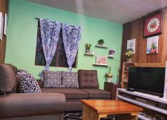 Adelle's Transient, spacious 3-bedroom homestay - Baguio - Living room