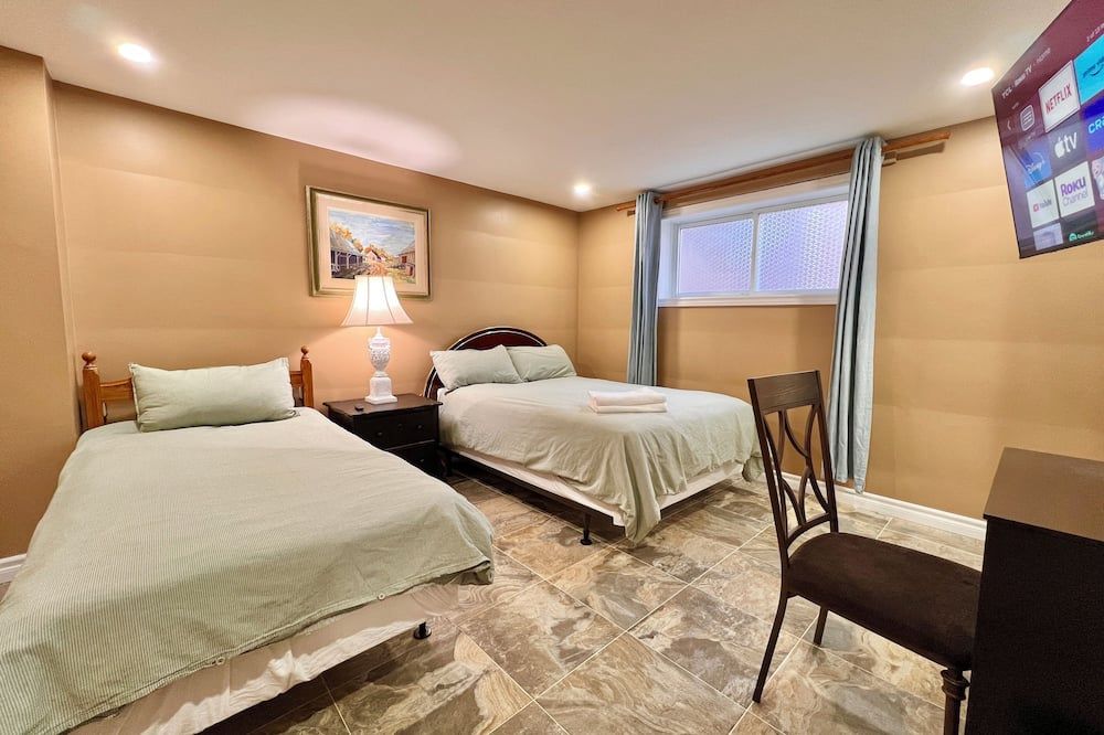 Newly Renovated Home in Central Aurora - Aurora - Bedroom