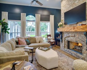 Elegant Baton Rouge Home with Yard about 3 Mi to LSU! - Baton Rouge - Living room