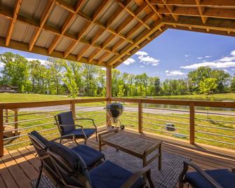 Studio Cabin + Overlooks Water + Pet Friendly - Marion - Balcony