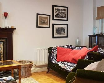 3 Bed Townhouse - Sleeps 6 - Pet Friendly - Birr - Sala de estar
