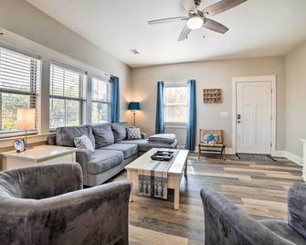 Mexico Beach Getaway with Patio - Steps to Beach! - Mexico Beach - Living room