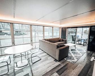 89 Mallard View - Located in a quiet cul de sac in Sherkston Shore Resort. - Порт-Колборн - Вітальня