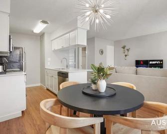 Cook and Gather Around in a Fully Equipped Apartment - Austin - Comedor