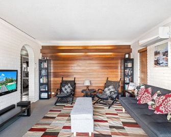 Anjuna, 2 bedroom apartment on canal - Mooloolaba - Living room