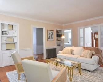 Stylish Retreat 2 mi to Beach! - Yarmouth - Living room