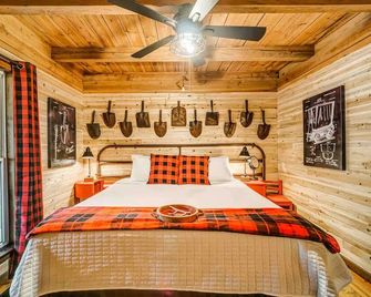 Gold Mine Cabin - 3mins to Wolf Mnt Winery - Dahlonega - Bedroom