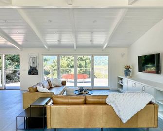 Point of Views - An Absolute Gem! - Point Reyes Station - Living room