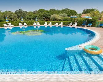 Farmhouse \'Il Girasole - Cappero\' with Shared Pool, Shared Garden & Wi-Fi - Venturina - Piscina