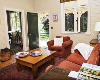 Leader Valley Cottage - A Tranquil Retreat For Two - Waiau - Living room