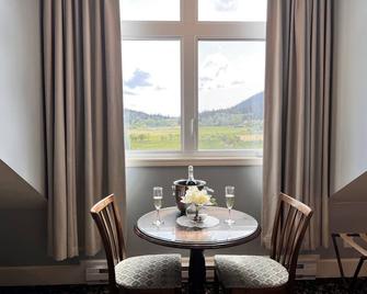 Woodstone Manor Inc. - Galiano Island - Dining room