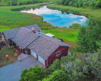 Beautiful private Lake Front Cottage for rent at Campbellford town - Campbellford - Edificio