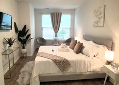 King Bed Ideal For Long Stays w/ Foosball Table! - Carteret - Bedroom