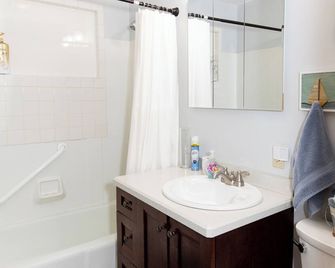 Bluebirds Road to Happiness - Vermilion - Bathroom