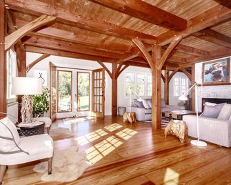 Rustic Luxe FarmHouse a Few Miles To Crane Beach: deck &jacuzzi overlooking pond - Essex - Living room