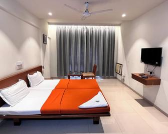 Hotel Sumanchandra Suites - Nashik - Slaapkamer