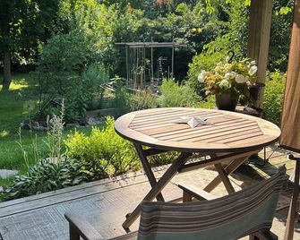 Country-Soul, Town-Heart Haven: Walk to Cafes, Mins to Premium Spas & PGA Golf - Orangeville - Patio