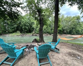 The Shanty + Private Sandy Beach + Wi-Fi (very secluded) - Pocahontas - Patio