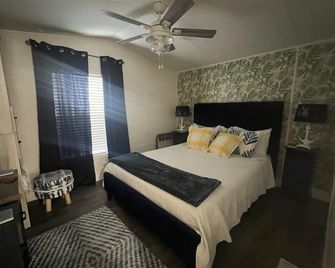 Great location -pool-boat ramp-marina-golf cart - Key Largo - Bedroom