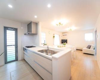 Nagashima Riverside Condominium - 욧카이치 - 주방