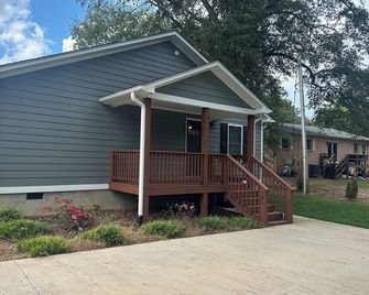 Fantastic 2-bedroom 2 Bath townhome in charming Forest City. Built in 2023 - Forest City - Edificio