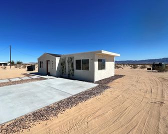 5 minutes to the Joshua Tree National Park North Entrance with backyard patio - Twentynine Palms - Gebouw