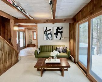 Secluded, rustic home w/ private hot tub & immense nature - 5 miles to Stratton - Bondville - Sala de estar