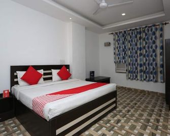 The Ashoka Hotel - Bareilly - Bedroom