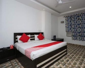 The Ashoka Hotel - Bareilly - Bedroom