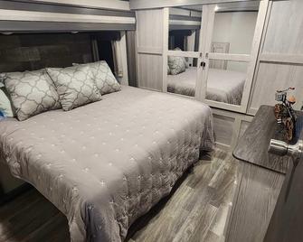 Serenity's Haven Nature Retreat RV Great Location - Concan - Habitación
