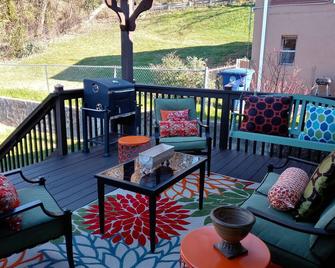 Makin' Memories What We Do Best, With Family and Your Tail Wagging Friends. - Chattanooga - Balcony