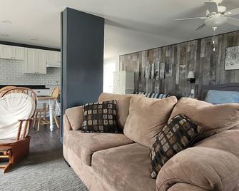 cozy studio cabin on 20 scenic acres over looking mountains and Hayes creek - Princeton - Living room