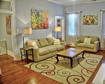Downtown Savannah Oasis 4 Br 3 Ba - סאוואנה - סלון