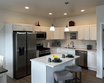 Brand NEW home! The Colorado House! Perfect for all 4 seasons! - Montrose - Kitchen