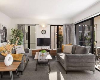 Location CBD Close to Hospital and Hagley Park with Free Parking - Christchurch - Living room