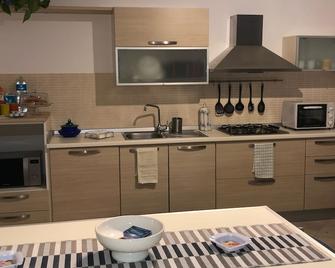 Double room by the sea at Capomulini Bay. - Acireale - Kitchen