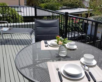 Self Contained Unit Within Elegant Randwick Home - Randwick - Balcony