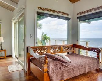 Hilo Home w/ Private Deck + Stunning Ocean Views! - Hilo - Sala de estar