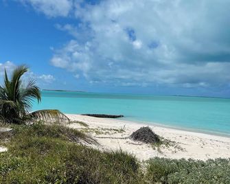 Cozy 2-bedroom 2-bath condo with dock, WiFi, AC, in enchanting Treasure Cay - Treasure Cay - Beach