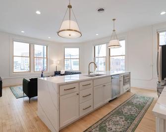 'condo A' Gallery Suite - Downtown Marion - Warren - Keuken