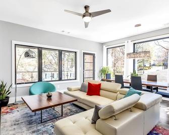 New Modern Home Near Atlantic Station With Balcony And Rooftop Deck - Atlanta - Living room