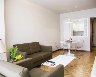 Mirasierra Apartments Pamplona - Pamplona - Sala de estar